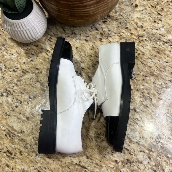 CHANEL Lace-Up Patent Leather White Black Platform Derby Shoes 35 100% Auth. - Picture 6 of 16